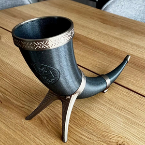 Juego de regalo de cuerno para beber vikingo personalizado con símbolos de mitología nórdica y Funda de cuero cosida a mano para festivales al aire libre - Product Image 1
