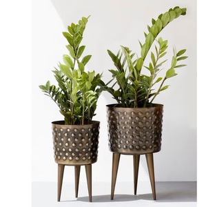 Maceta de metal de diseño antiguo de calidad de exportación para el hogar, macetas de diseñador vintage duraderas a precio mayorista para decoración de jardín - Product Image 1