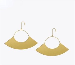 Pendientes de metal dorado con patrones exquisitos y detalles ligeros hechos a mano para una declaración de moda impresionante - Product Image 4