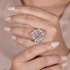 แหวนเพชรทรงลูกแพร์สีชมพู 1.00 กะรัต ประดับเพชรคลัสเตอร์แบบฮาโล ทองคำขาว 18K สวยหรู สำหรับผู้หญิง เหมาะสำหรับงานหมั้น งานแต่งงาน หรือเป็นของขวัญ - Product Image 4