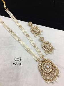 Ensemble collier et boucles d'oreilles de luxe en moissanite Kundan parfaitement conçu pour les mariages, les réceptions de fiançailles et les fêtes glamour - Product Image 5