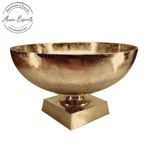 Cuenco de Pedestal de aluminio decorativo, multiusos, hecho a mano, con acabado de latón dorado utilizado para centro de mesa, exhibición de flores - Product Image 1