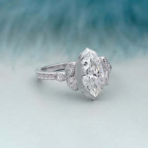 Bague de fiançailles vintage romantique avec diamant taille marquise certifié IGI, motif géométrique, or 10 carats et platine, pour promesse - Product Image 2