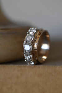 Bague de fiançailles à cinq pierres de diamant de laboratoire de 1,65 carat, taille ronde, avec grappe de pierres, et alliance épaisse pour femme, vente en gros de bijoux - Product Image 4