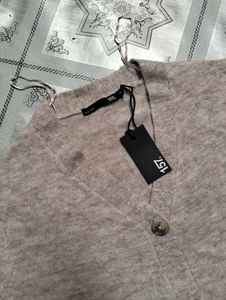 Suéter de punto grueso de algodón con cuello en V informal para mujer, moda de invierno con logotipo frontal, longitud corta, BD Apparels BD - Product Image 6