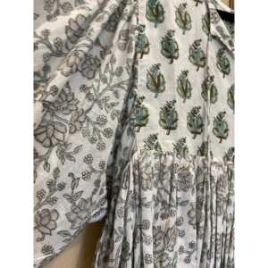 Blusa de Satén y Chifón con Estampado Floral para Mujer, Marca GYPSY, con Lentejuelas Bordadas y Encaje, Talla Única, Disponible en Talla XL, Diseño Floral Verde Fresco - Product Image 4