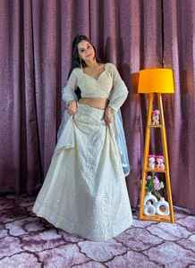 Élégant prêt à expédier traditionnel brodé Lehenga Choli avec Dupatta élégant tenue de mariée Lehenga Choli pour les femmes - Product Image 2