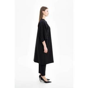 Cape noire brodée avec manches pour l'automne en tissu tissé - Product Image 4
