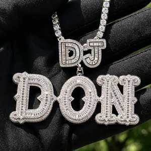 Colgante de Letra Personalizado de Lujo en Plata de Ley 925 con Baño de Rodio y Diamantes Moissanite VVS Brillantes para Uso Unisex - Product Image 4