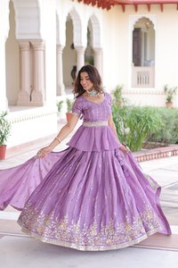 Ensemble Lehenga Choli brodé multi-fils en or lavande avec blouse à volants à paillettes et dupatta en dentelle de créateur - Product Image 4