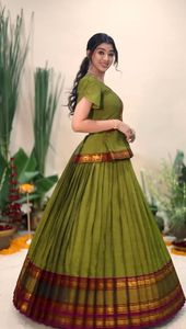 Top de conjunto de seda Jequrd elegante con cadena de cremallera trasera micro interior y sutil junto con un Lehenga semi cosido en venta al por mayor - Product Image 4