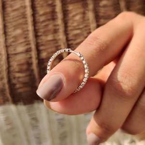 Anillo de Eternidad con Moissanita de Corte Redondo, Elegante y Atemporal - Product Image 3