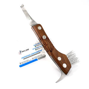 Outil de maréchal-ferrant manche en bois outil de nettoyage de sabot trois-en-un couteau à sabot à lame tranchante manche en bois avec pic et brosse - Product Image 1