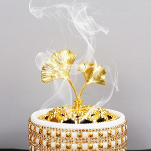 Lámpara de Perfume Metálica Ecológica de Alta Calidad con Diseño Floral Árabe y Acabado Dorado, Soporte de Diseño Dorado para Servir Nueces - Product Image 1