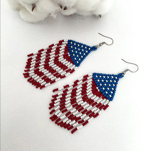 Pendientes Largos con Cuentas de la Bandera Americana Hechos a Mano - Pendientes Patrióticos con Borlas - Dorados - Product Image 3