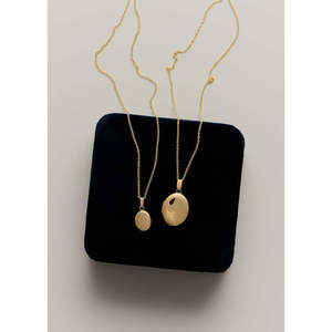 Parures de bijoux raffinés Mommy + Bb Maison : Colliers élégants avec pendentif ovale - Product Image 2