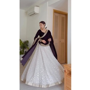 Matériau en fausse georgette de luxe lourd avec embellissements de fil complexes et texture durable disponible à la vente - Product Image 1