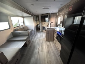 2026 Used Keystone C-o-l-e-m-a-n L-a-n-t-e-r-n 28BHS - Product Image 6