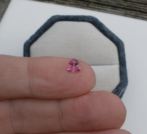 Tourmaline Rose Naturelle à Facettes en Vrac Pierres Précieuses Trillion Triangle Forme Couleur Rouge pour la Fabrication de Bijoux-IGI Certifié pour Bagues - Product Image 5