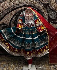 Robe afghane Kuchi ultra longue et élégante, dégradé vert, broderie lourde de pièces d'argent, travail floral artisanal, chiffon ombré - Product Image 5