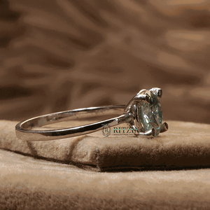 Bague de fiançailles style solitaire avec diamant rond bleu pour femme - Product Image 3