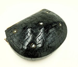 Pochette de soirée luxueuse à finition métallisée pour femmes, conçue pour la nuit, sac de soirée unique, sac à main de fête de luxe avec bandoulière chaîne - Product Image 5