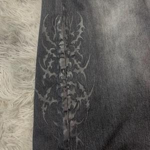 กางเกงยีนส์ฟอกสีสไตล์วินเทจสีพื้นทรงหลวมแนวสตรีทแวร์ของผู้ชายปรับแต่งสีพื้นพร้อมไฟแรง - Product Image 4