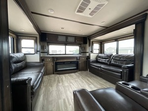 VENDEDOR VERIFICADO DE PRODUCTOS USADOS Remolque Usado Grand Design Solitude 375RES 2020, Listo para la Venta - Product Image 3