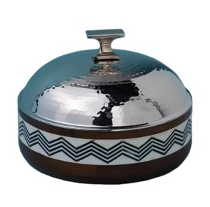 Marmite moderne en métal avec support en bois Marmite ronde faite à la main de meilleure qualité pour les fêtes Buffet avec couvercle martelé - Product Image 1