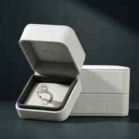 Boîte d'emballage de bijoux en cuir PU ivoire personnalisée en gros avec doublure en velours gris pour bague, pendentif, bracelet OEM
