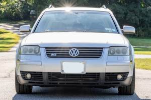 Volkswagen Passat W8 Wagon Premium Familiar de 2003 Usado, Conducción Cómoda, Potencia Confiable, en Venta - Product Image 2