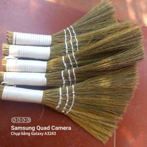 Balai en fibres de herbe naturelle 120 cm, manche en plastique, écologique, durable, pour usage domestique, en herbe du Vietnam, brun clair - Product Image 2