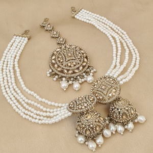 Pendientes Jhumki chapados en oro de primera calidad con Earchain y Maang Tikka para mujer, joyería tradicional india, perlas Jhumkas - Product Image 4