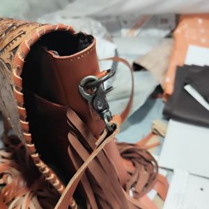 Nouveauté personnalisable style bohème en cuir véritable avec pompon fleurs fermeture éclair sac à bandoulière pour femmes fabricant de haute qualité - Product Image 2