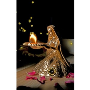 Figure de dame magnifiquement conçue tenant diya symbolisant la tradition et la grâce pour la décoration de Diwali et les cadeaux de mariage - Product Image 1
