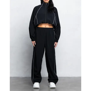 ชุดวอร์ม2ชิ้นผ้าไนลอนสีดำสำหรับผู้หญิงชุดกันลมขนาดใหญ่ตกแต่งด้วยลูกไม้กางเกงทรงท่อปักลายสีพื้น - Product Image 5