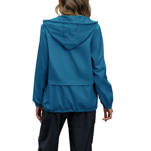 Vêtement de travail Design classique Couleur unie Tissu hautement tendance Imperméable Veste de randonnée à capuche Combinaison de pluie pour femmes - Product Image 2