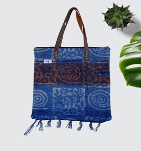 Bolso de mano tradicional con estampado de bloques índigo de algodón hecho a mano, parte inferior abierta con flecos de cuero marrón con un hermoso diseño de alfombra - Product Image 4