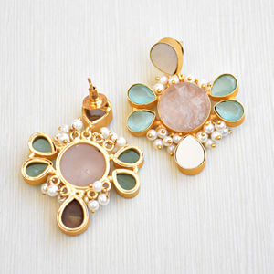 Boucles d'oreilles pendantes en laiton de qualité supérieure, plaquées or 18 carats, avec quartz rose et perle d'eau douce, style classique et mignon, finition polie, tendance et élégantes - Product Image 4