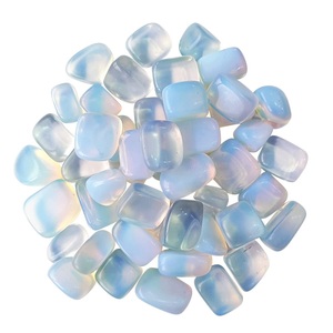 Venta al por mayor a granel Opalite Crystal Tumbled Stones Reiki Chakra Gemstone Pebble Agate Técnica de curación grabada - Product Image 4
