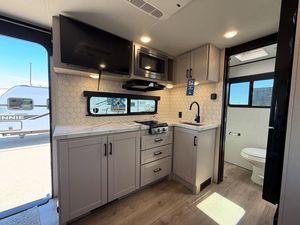 Caravane de voyage miniature Morden Jayco Jay Feather, 4 personnes, légère, en aluminium, design moderne, noire avec graphismes autocollants - Product Image 6