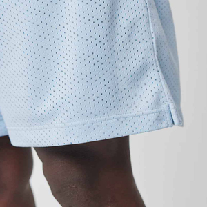 Pantalones cortos de baloncesto azul claro para hombre, tela de malla transpirable, cintura elástica con cordón, logotipo personalizado, ropa deportiva de entrenamiento atlético - Product Image 6