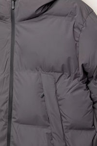 Veste matelassée imperméable pour homme de haute qualité, légère, en polyester recyclé, avec col montant à capuche, fermeture éclair sur le devant et poches à la taille - Product Image 6