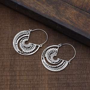 Boucles d'oreilles créoles mandala bohèmes au design tendance, en laiton tribal, plaquées argent, motif filigrane demi-lune pour femmes, pour la vente en gros/OEM/ODM - Product Image 3