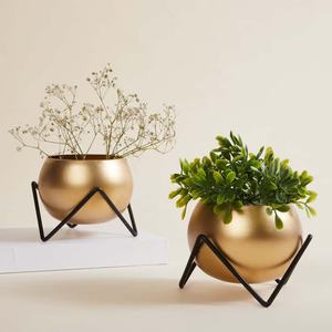 Ensemble de deux jardinières décoratives extérieures polies et brillantes en métal pour la décoration de jardin à la maison et à l'hôtel - Product Image 1