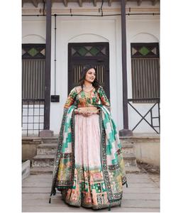 Tenue indienne traditionnelle Lehenga pour femme avec chemisier élégant et Dupatta Parfait pour les festivals et les occasions de mariée - Product Image 1