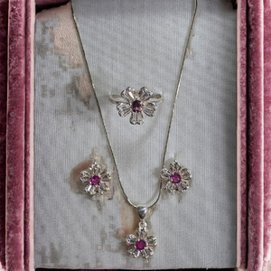 Elegante y Bonito Juego de Joyería con Diseño Floral, Zafiro Rosa Natural de Myanmar en Forma de Flor |   Collar y Aretes de Plata de Ley 925 |   Brillo - Product Image 1
