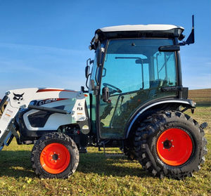 Tractor BOBCAT CT2540CH con Cabina y Cargador Frontal, Tractor Agrícola Compacto 4x4, Potente Vehículo Utilitario para Trabajos de Campo y Jardinería - Product Image 1