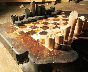 BOÎTE D'ÉCHECS EN BOIS ET RÉSINE PERSONNALISÉE DE HAUTE QUALITE Ensemble de jeu d'échecs Pièce d'échecs en résine de luxe rouge noir par Tayyab Handicraft - Product Image 4