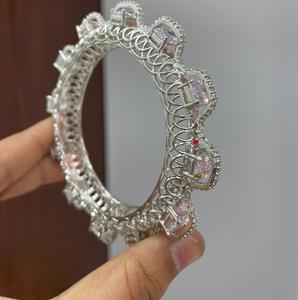 Impresionante Brazalete con Acabado Plateado y Piedras de Circonita Cúbica de Primera Calidad para Bodas y Compromisos, Colección para Fiestas, para Mujer - Product Image 2